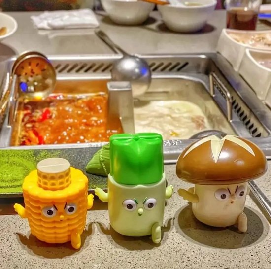 探索海底捞独特美食环境，最新玩具隐藏小巷宝藏
